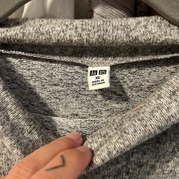 Uniqlo women’s sweater - Picture 2 of 3
